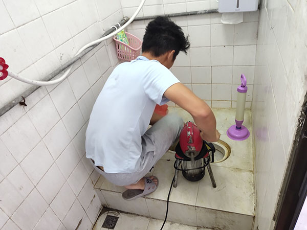 开平管道堵塞冒臭气 专业师傅现场解决问题